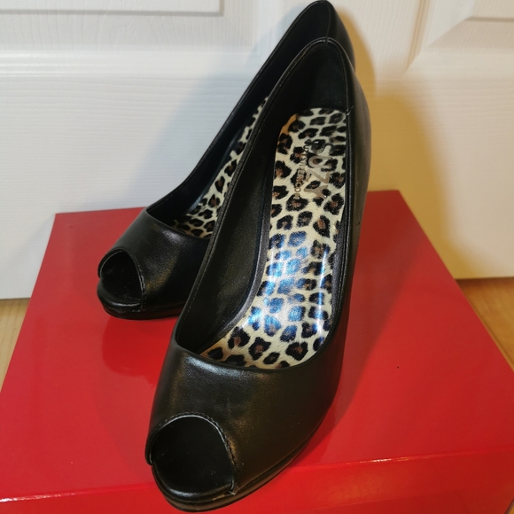 Ladies size 9 peep toe, black heels - Picture 2 of 5
